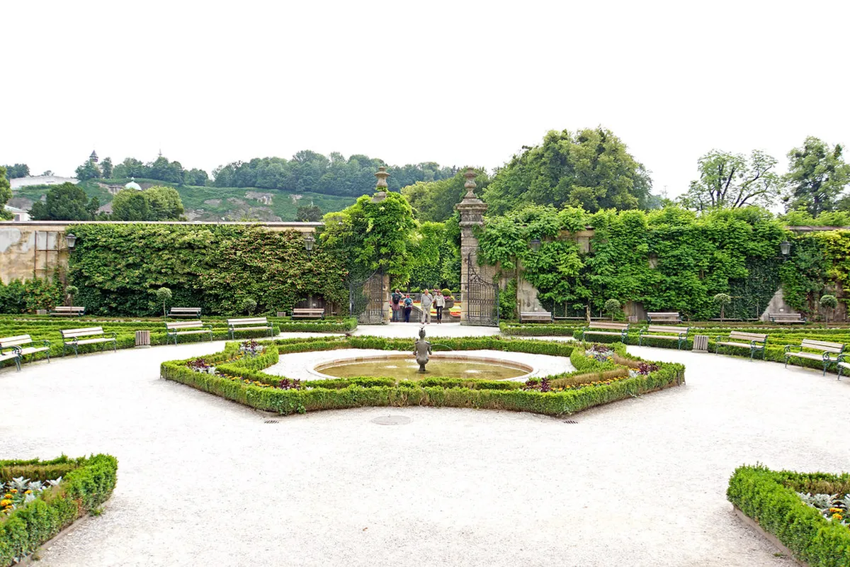 Český Krumlov Travel Guide: Best Views, Castle Tours & Day Trips