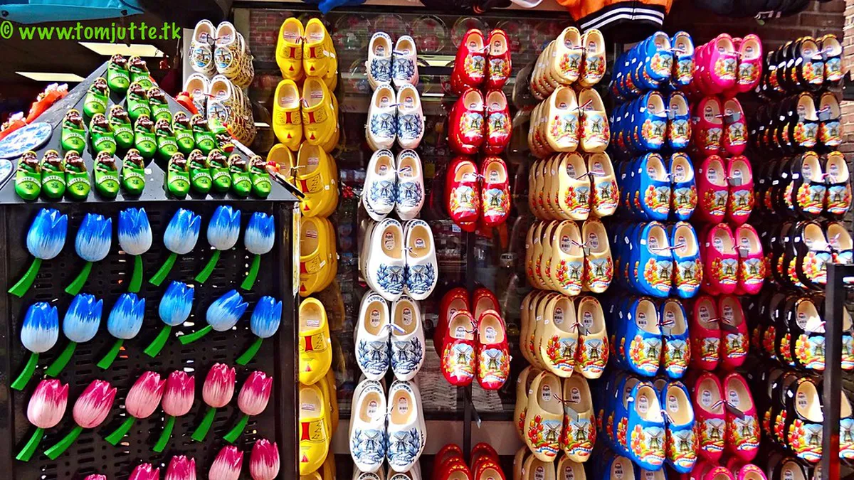 Buying Authentic Moser Glass Souvenirs in Karlovy Vary